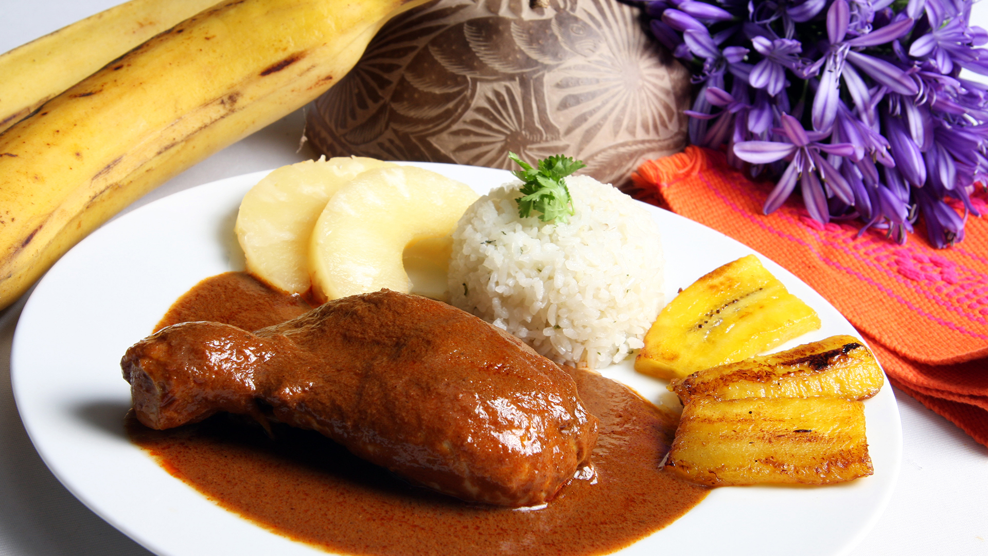 Mole Manchamanteles y pollo – restaurante coronita